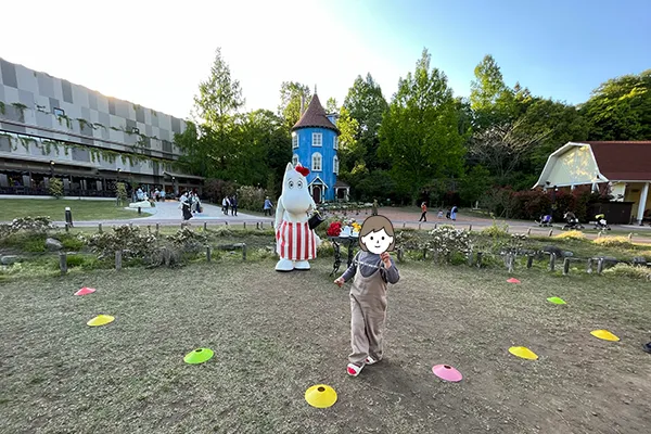 ムーミンママと子供が記念撮影する様子