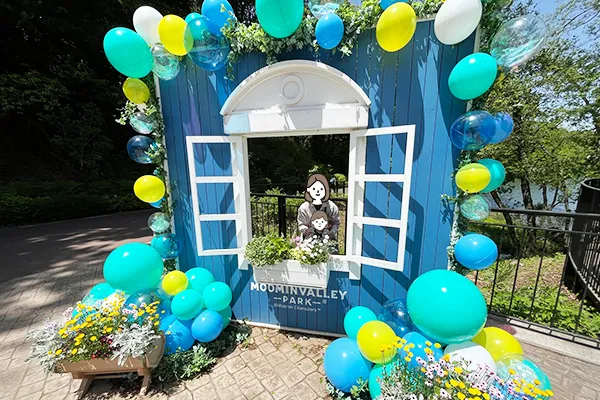 青い壁と開け放たれた白い窓の後ろから写真を撮る事が出来る撮影スポット