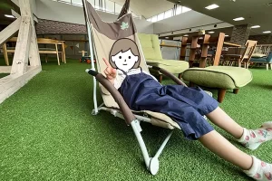 人工芝に置かれたチェアでリラックスする様子