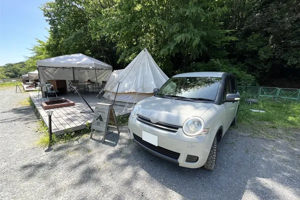 グランピングテントサイトの横にトヨタシエンタが横付けされている様子