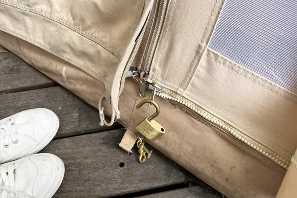 テント入口に付けられた南京錠