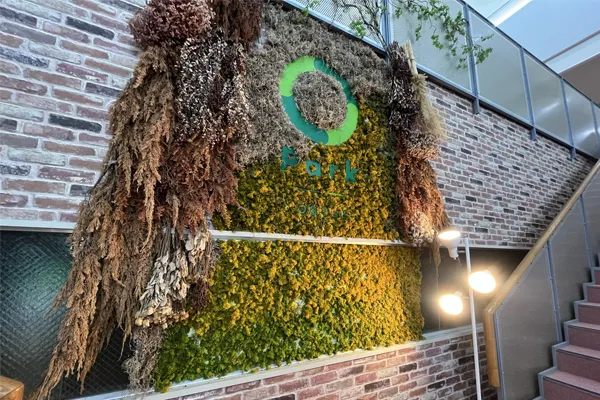 フェイクグリーンで大きく装飾されてインパクト大のオーパークおごせのエントランス