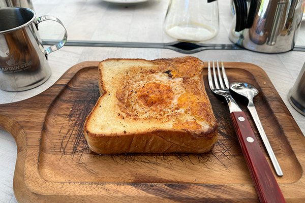 パンをくり抜いた中にハムとたまごとチーズを入れたくりぬきトースト