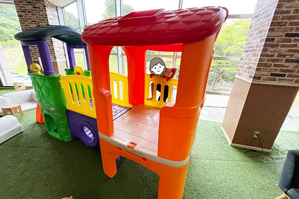 プラスチックのカラフルな遊具で遊ぶ様子