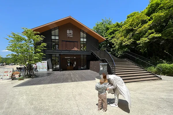 澄み渡る青空の下に、大きな切妻屋根のおしゃれな洋風の建物