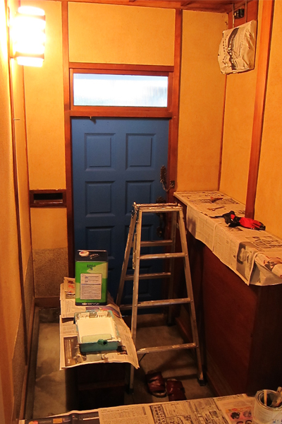 玄関の壁をDIYで塗装する様子