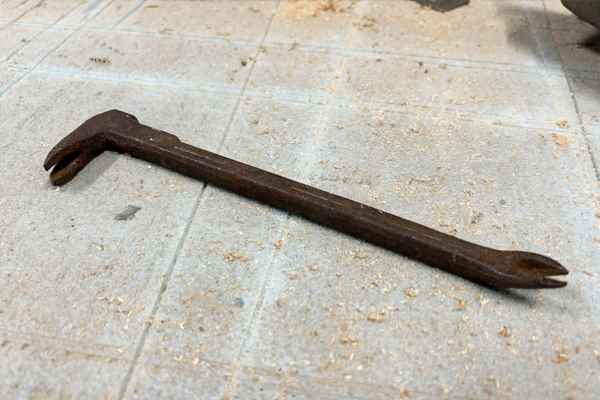 スタイロフォームの上にサビた釘抜きが置かれた写真