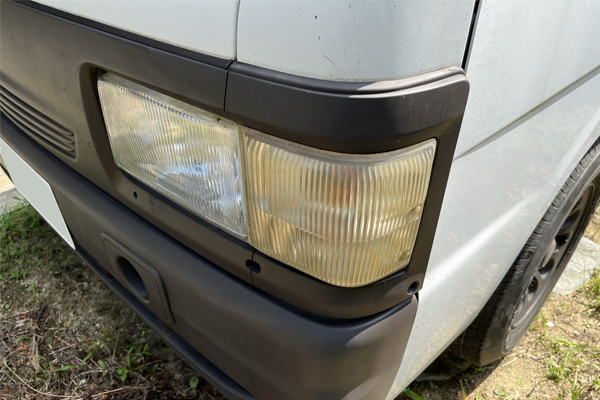 ボンゴブロ-ニィのウインカーレンズの黄ばみの様子