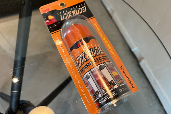 ダイヤワイトのレンズオレンジというスプレーがパッケージに入ってテーブルに置かれている様子