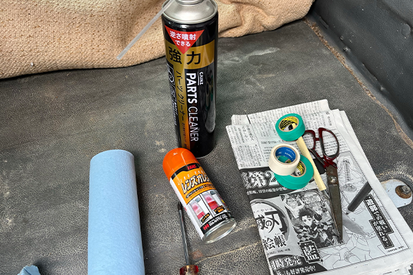 ウインカーレンズ塗装に必要なパーツクリーナー、新聞紙、ウエスマスキングテープなどが置かれた様子