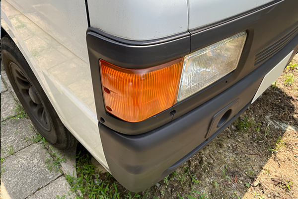 ボンゴブロ-ニィのウインカーレンズがオレンジ色に塗装された様子