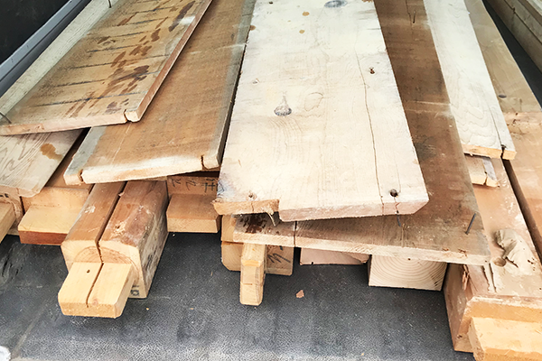 建築廃材が積まれた様子