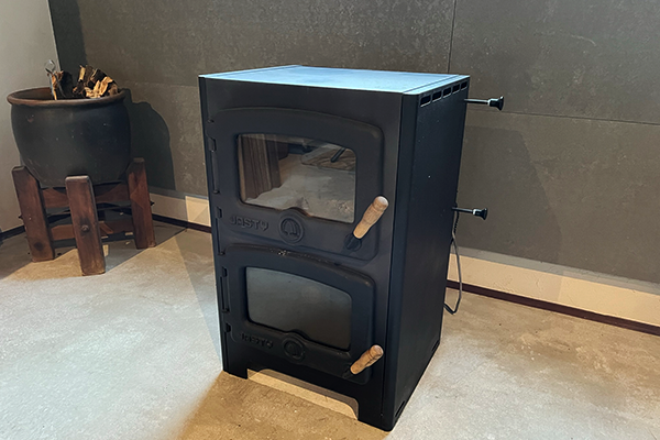 コンパクトなサイズで２段式ののクッキング薪ストーブ