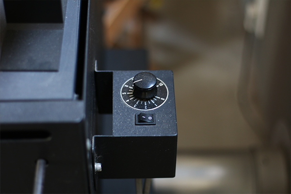 排気ファンのコントローラー部分を接写した様子