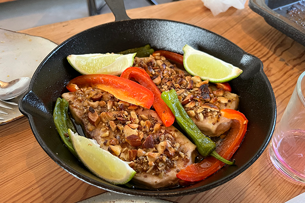 スキレットにメカジキとナッツのグリルが盛られている様子