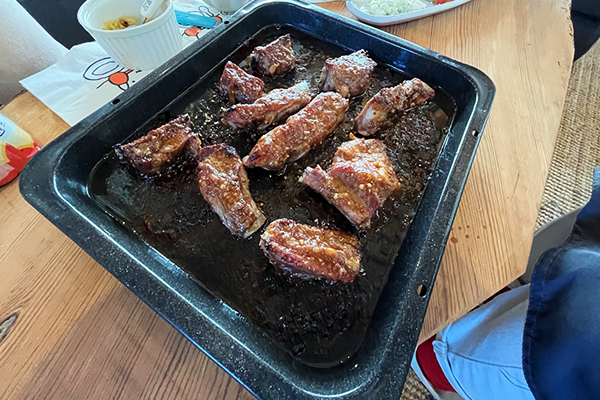 オーブン皿に置かれたスペアリブ