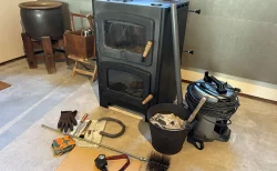 薪ストーブの前に掃除道具が置かれた様子